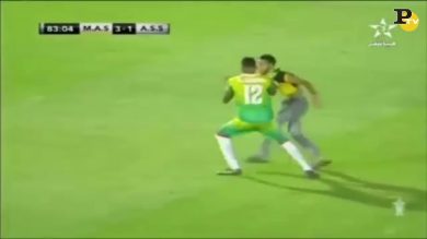 Il placcaggio del portiere sull’invasore e l’espulsione