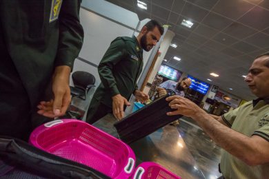 Viaggi, gli oggetti (insospettabili e pericolosi) ammessi in aereo