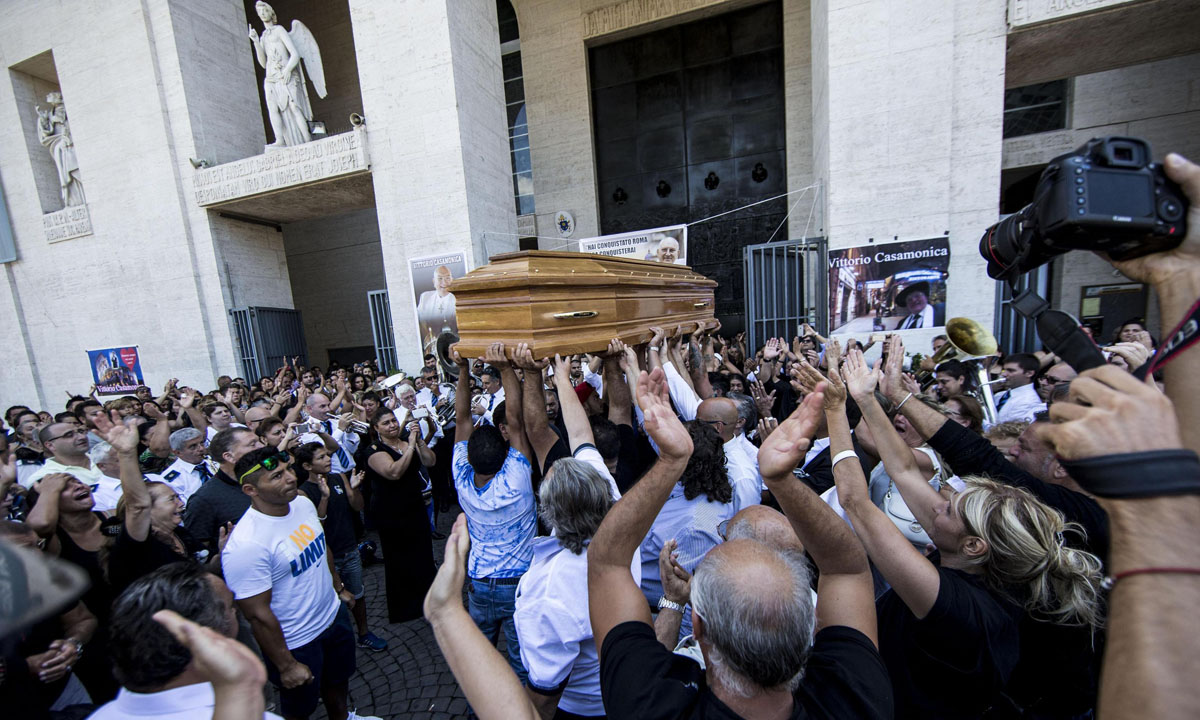 Funerali da Padrino del boss Casamonica, scoppia la polemica – Foto