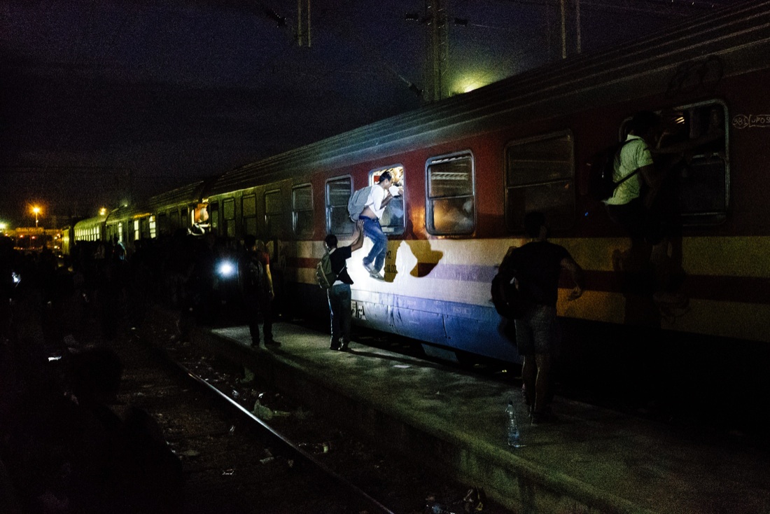 Immigrati, scontri con la polizia al confine tra Macedonia e Grecia Immigrati, scontri con la polizia al confine tra Macedonia e Grecia