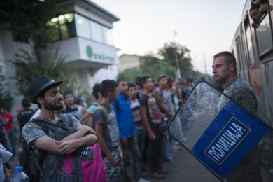 Immigrati, scontri con la polizia al confine tra Macedonia e Grecia