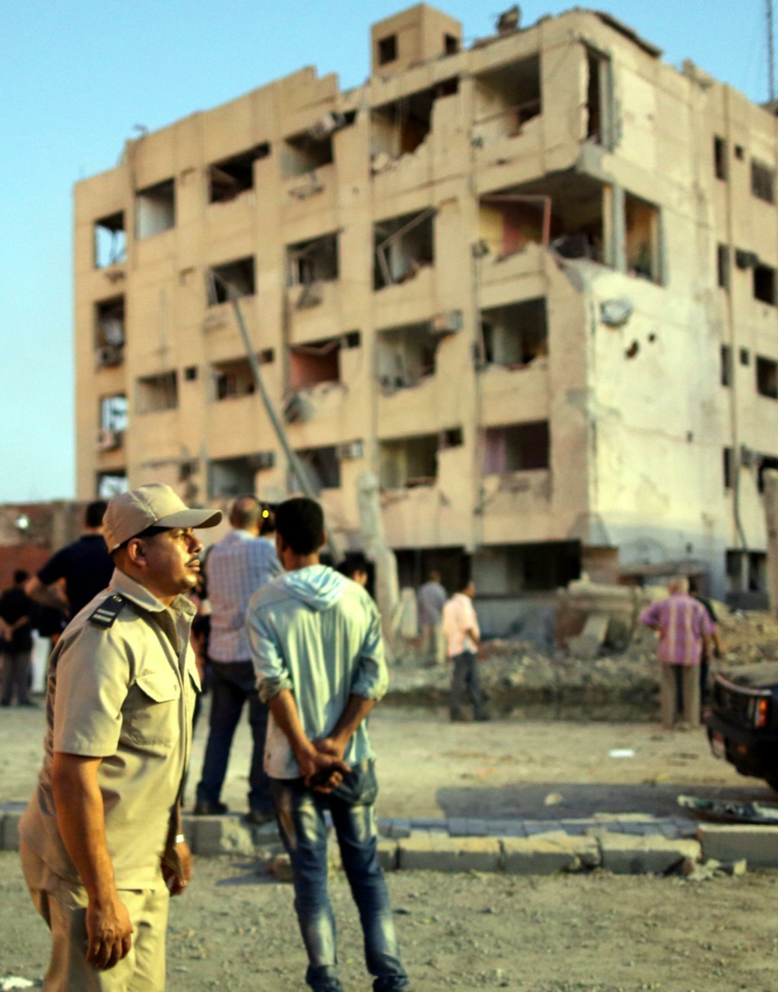 Egitto: autobomba esplosa al Cairo Egitto: autobomba esplosa al Cairo