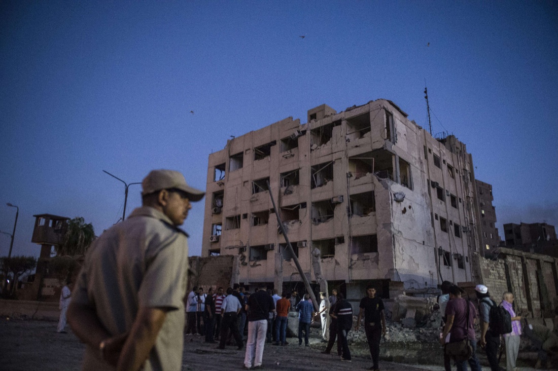 Egitto: autobomba esplosa al Cairo Egitto: autobomba esplosa al Cairo