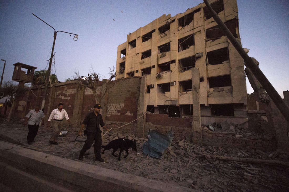 Egitto: autobomba esplosa al Cairo Egitto: autobomba esplosa al Cairo