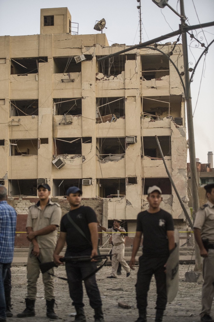 Egitto: autobomba esplosa al Cairo Egitto: autobomba esplosa al Cairo