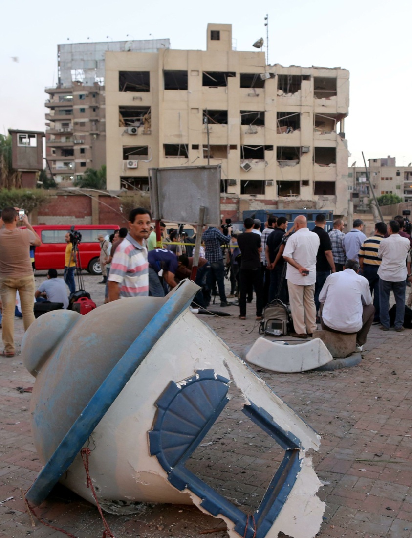 Egitto: autobomba esplosa al Cairo Egitto: autobomba esplosa al Cairo
