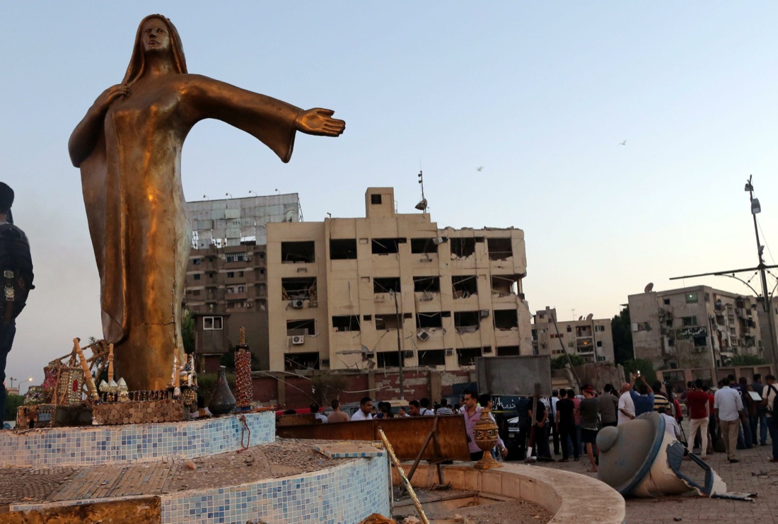 Egitto: autobomba esplosa al Cairo Egitto: autobomba esplosa al Cairo