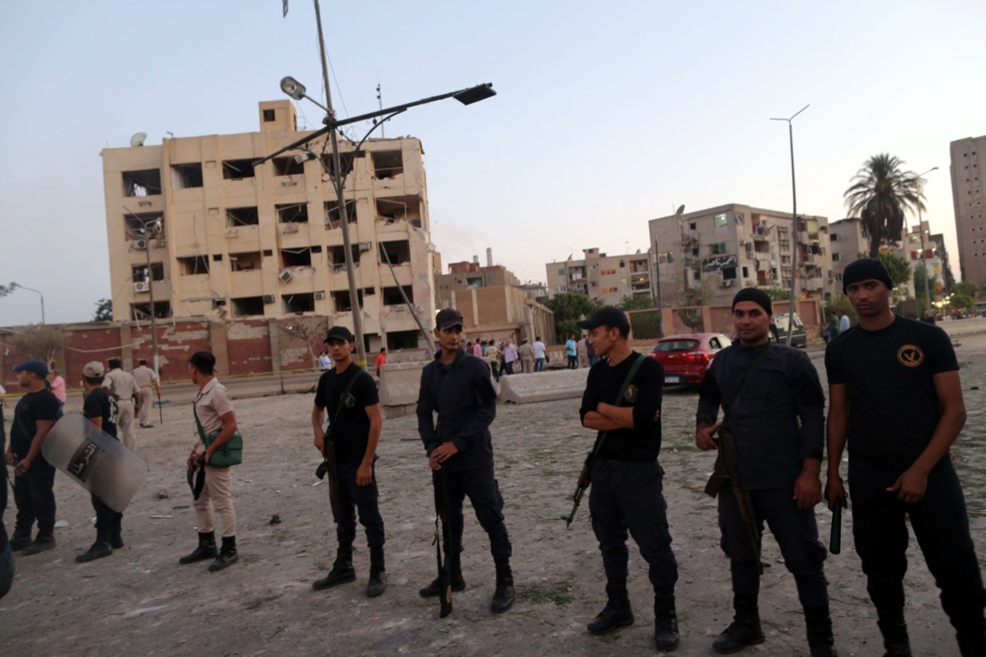 Egitto: autobomba esplosa al Cairo Egitto: autobomba esplosa al Cairo