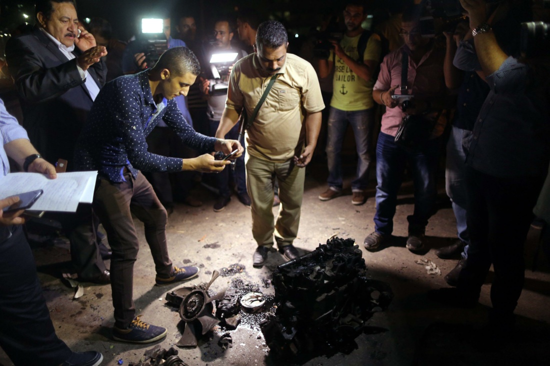 Egitto: autobomba esplosa al Cairo Egitto: autobomba esplosa al Cairo
