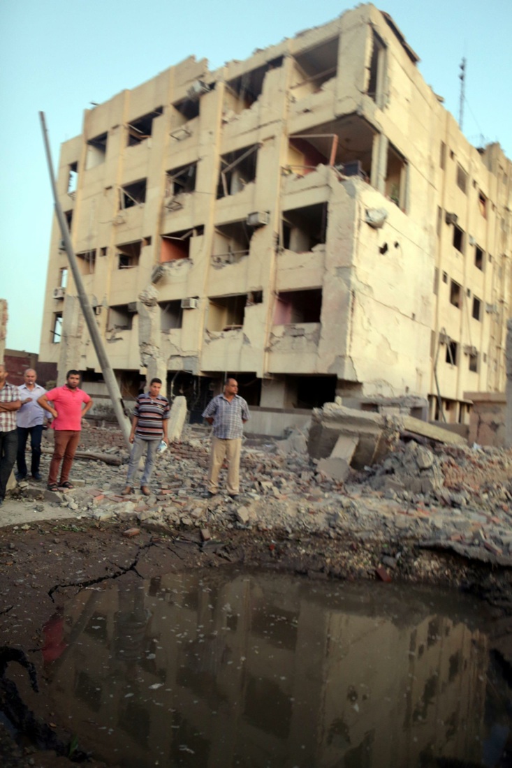 Egitto: autobomba esplosa al Cairo Egitto: autobomba esplosa al Cairo