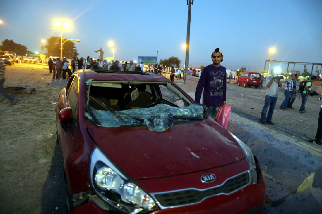 Egitto: autobomba esplosa al Cairo Egitto: autobomba esplosa al Cairo