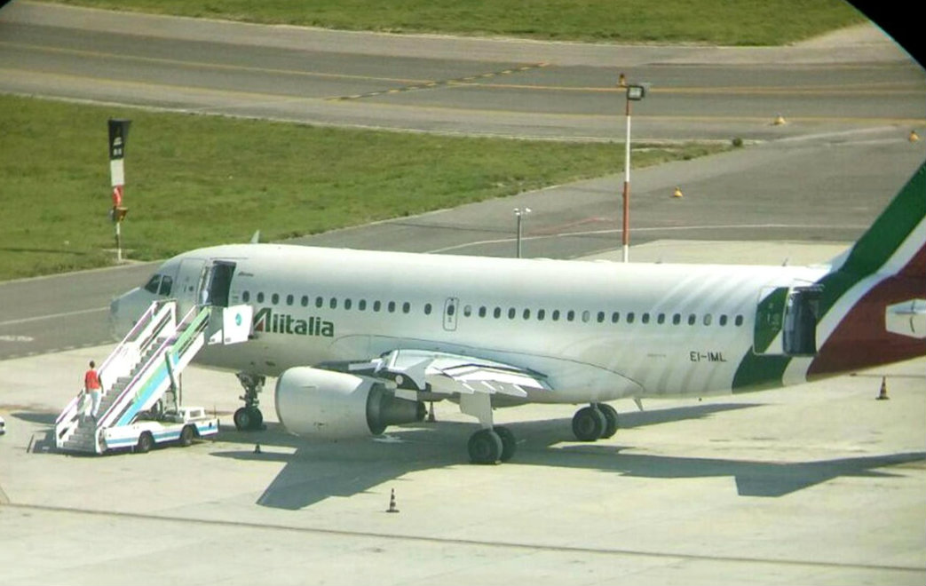 Paura sul volo Roma Milano, un fulmine colpisce l’aereo Paura sul volo Roma Milano, un fulmine colpisce l’aereo