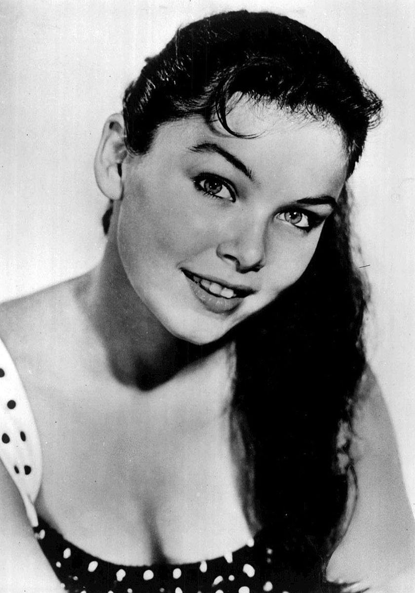 È morta Yvonne Craig, Batgirl in TV negli anni ’60 È morta Yvonne Craig, Batgirl in TV negli anni ’60