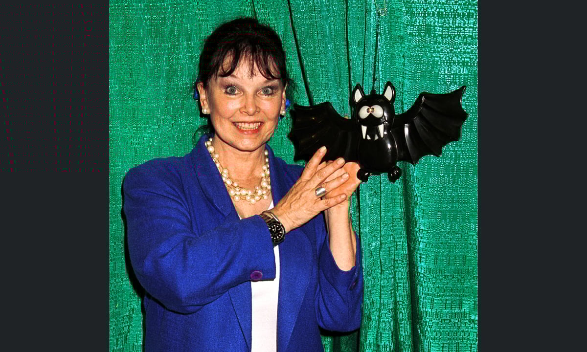 È morta Yvonne Craig, Batgirl in TV negli anni ’60 È morta Yvonne Craig, Batgirl in TV negli anni ’60