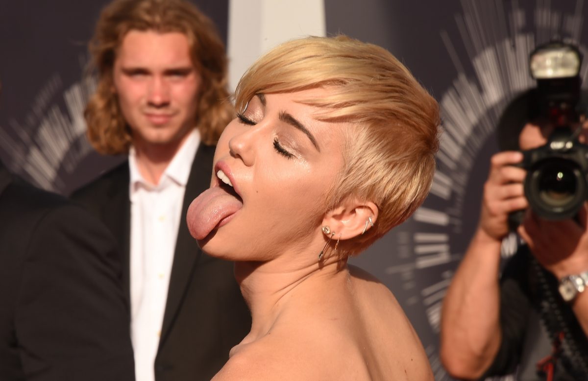 Galleria foto 'Miley Cyrus, seno nudo per la buonanotte social' - foto 4