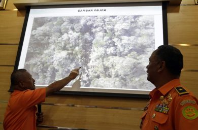 Indonesia: trovata la scatola nera dell’aereo precipitato