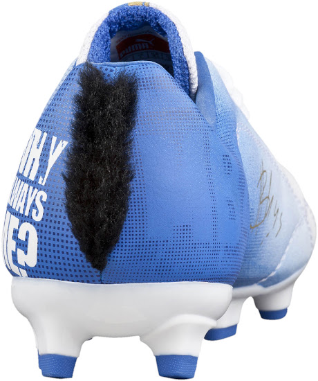 Mario Balotelli è senza squadra ma ha le scarpe nuove (con la cresta) Mario Balotelli è senza squadra ma ha le scarpe nuove (con la cresta)