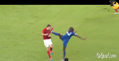 Demba Ba ed il calcio in faccia all’avversario