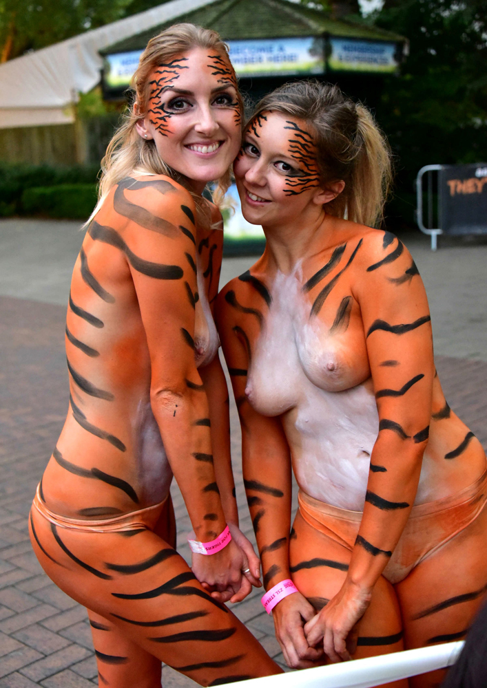 Londra, nudi allo zoo per salvare le tigri