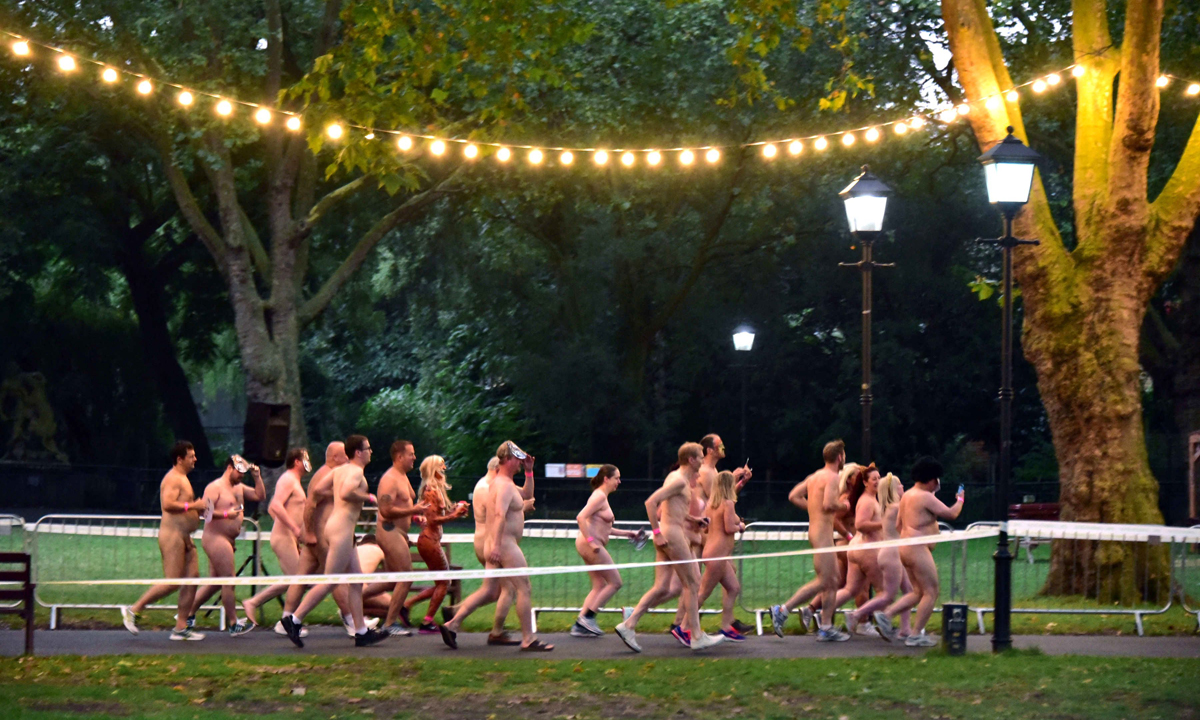 Londra, nudi allo zoo per salvare le tigri