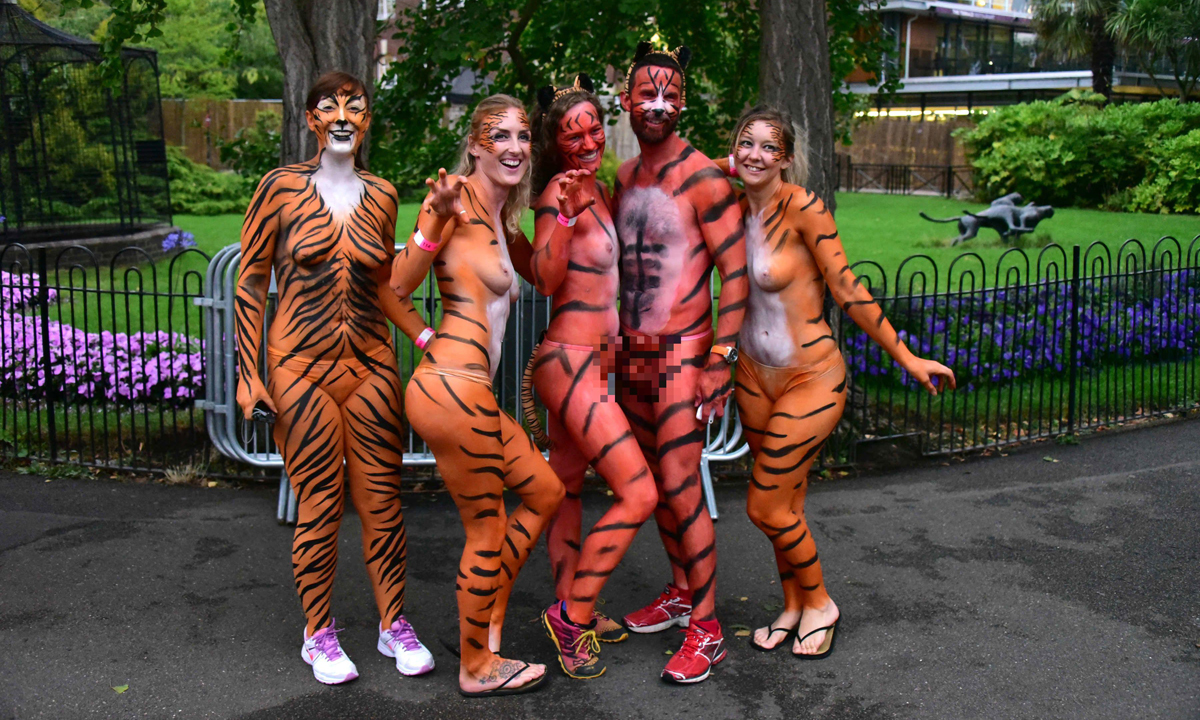 Londra, nudi allo zoo per salvare le tigri