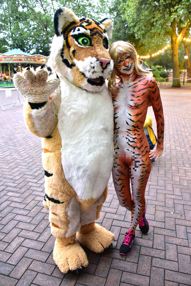 Londra, nudi allo zoo per salvare le tigri