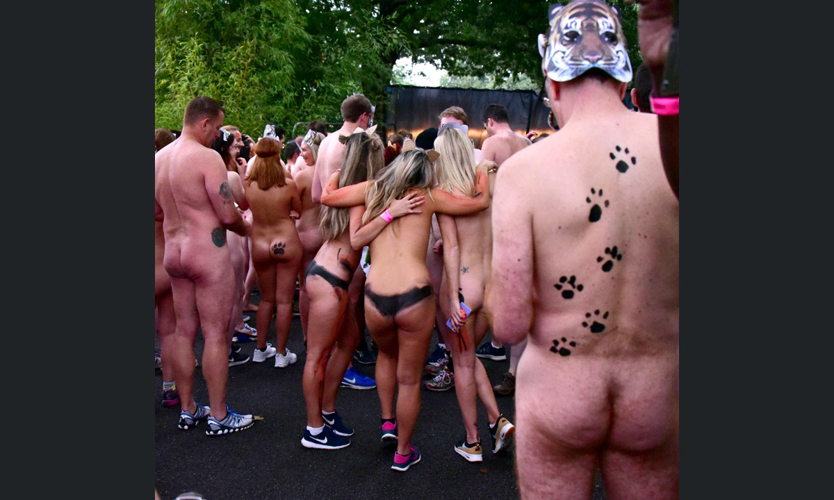 Londra, nudi allo zoo per salvare le tigri