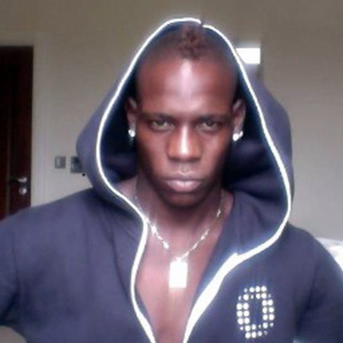 Mario Balotelli, doccia di champagne per festeggiare i 25 anni Mario Balotelli, doccia di champagne per festeggiare i 25 anni