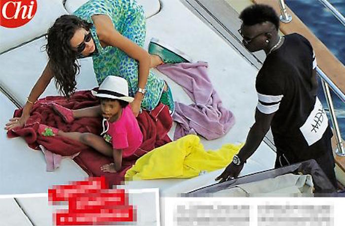 Mario Balotelli, doccia di champagne per festeggiare i 25 anni Mario Balotelli, doccia di champagne per festeggiare i 25 anni