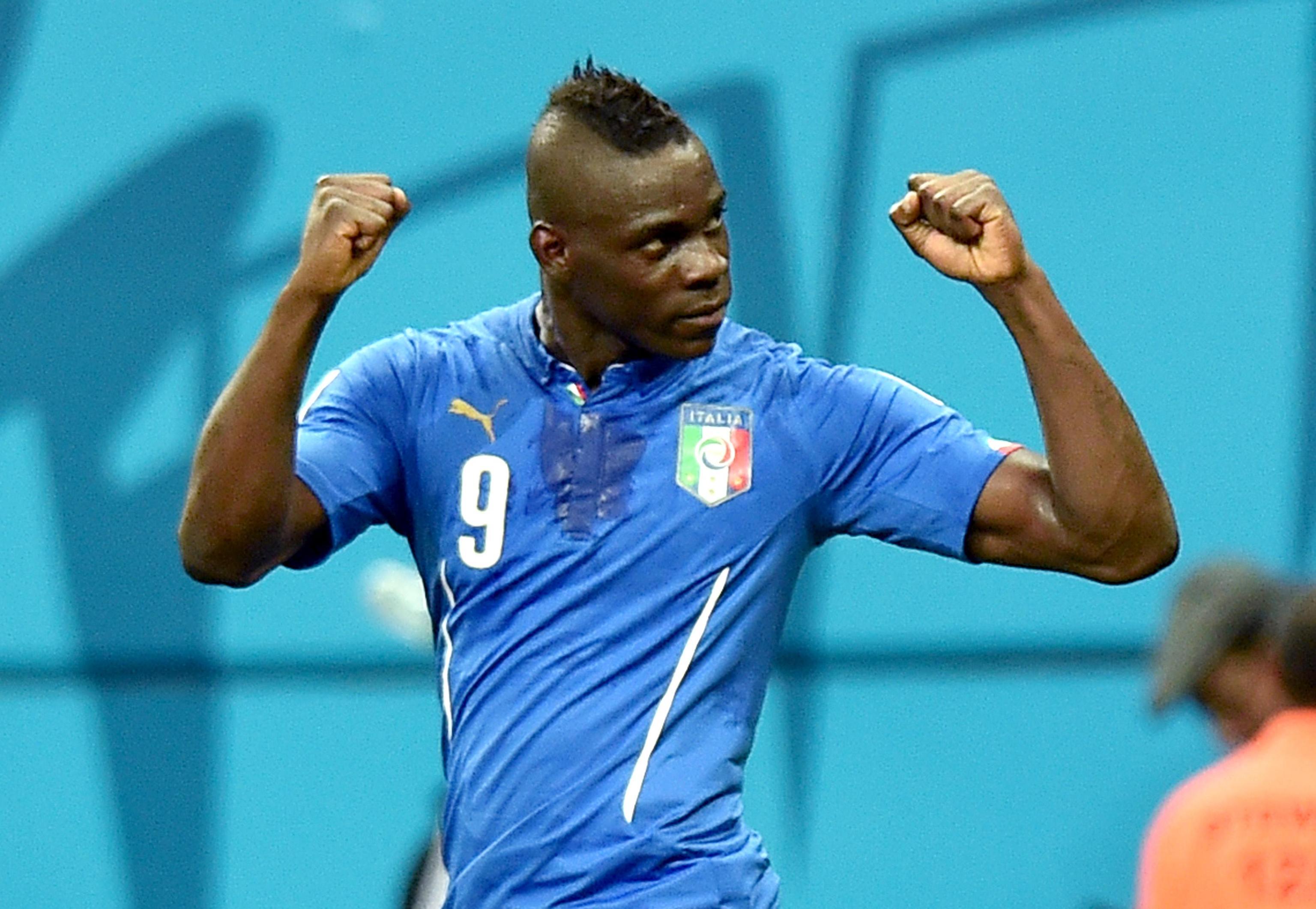 Mario Balotelli, doccia di champagne per festeggiare i 25 anni Mario Balotelli, doccia di champagne per festeggiare i 25 anni