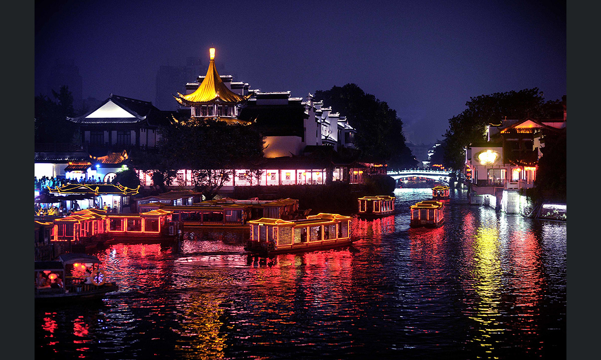 La Cina fotografata di notte