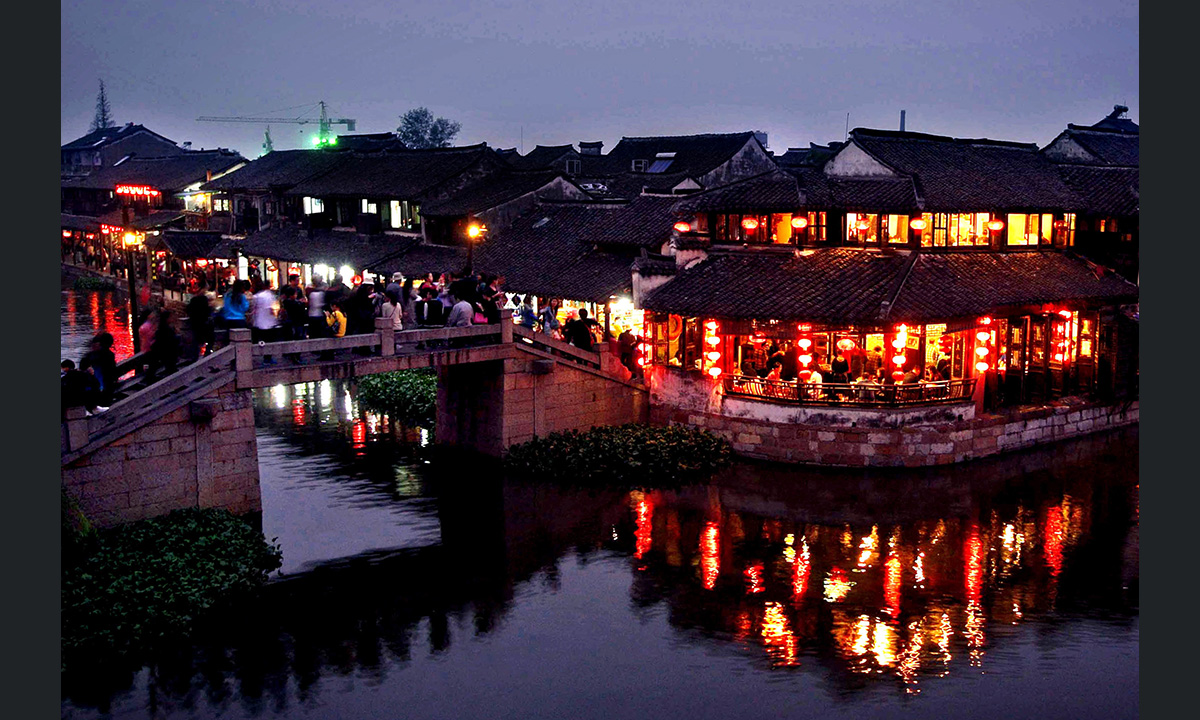 La Cina fotografata di notte