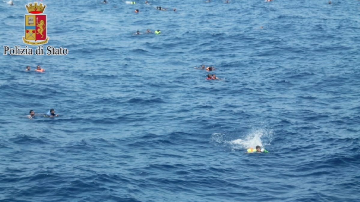 Galleria foto 'Immigrati si salvano dal naufragio aggrappati a un barile' - foto 21