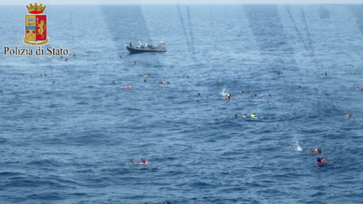 Galleria foto 'Immigrati si salvano dal naufragio aggrappati a un barile' - foto 24