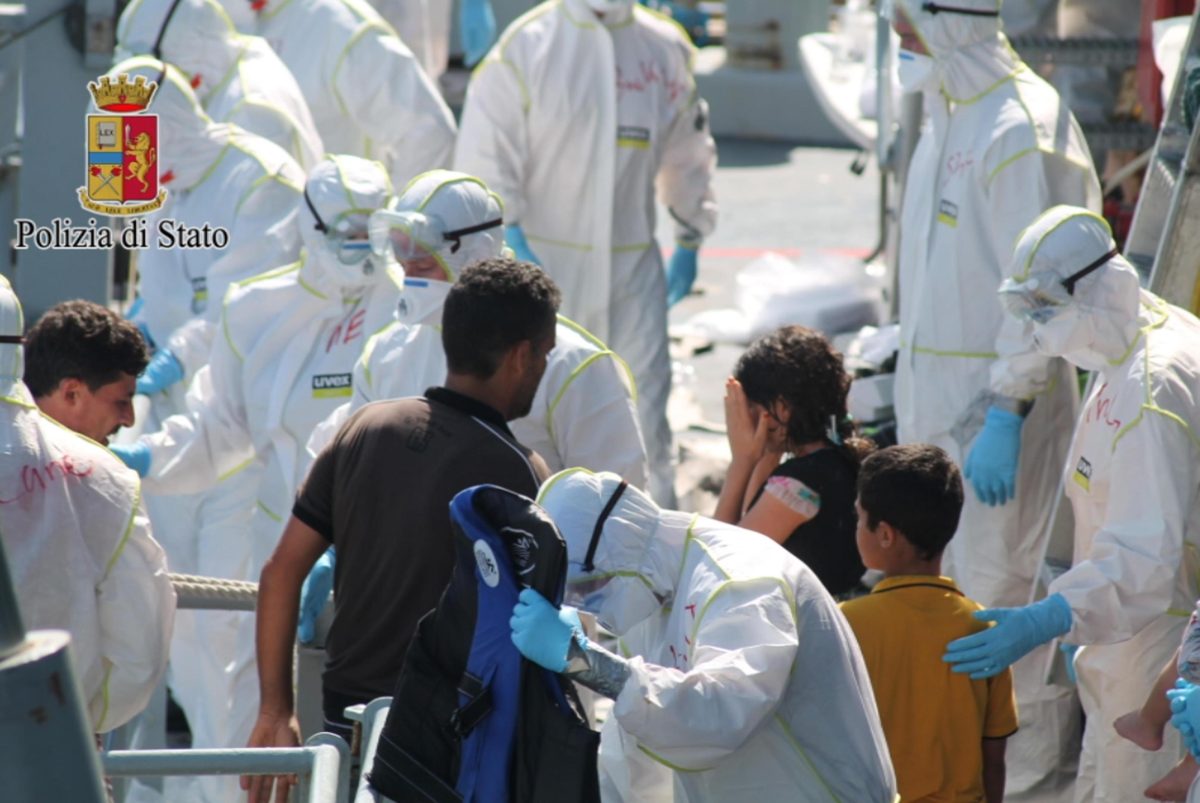 Galleria foto 'Immigrati si salvano dal naufragio aggrappati a un barile' - foto 26