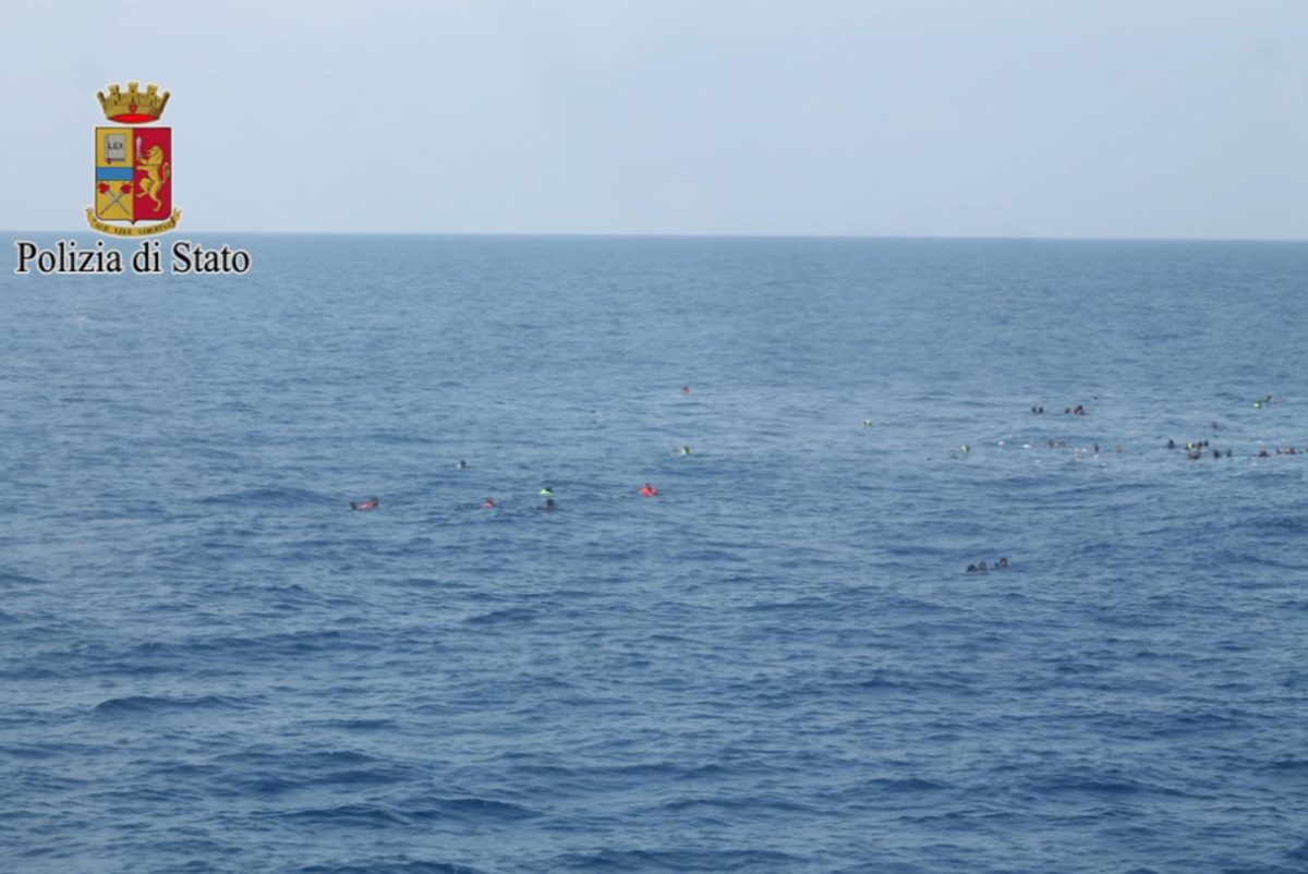Galleria foto 'Immigrati si salvano dal naufragio aggrappati a un barile' - foto 15