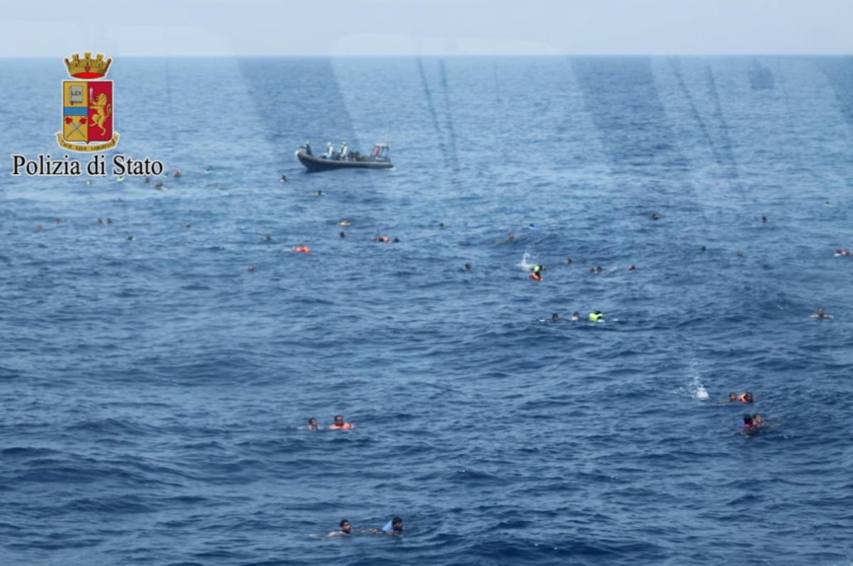 Galleria foto 'Immigrati si salvano dal naufragio aggrappati a un barile' - foto 3