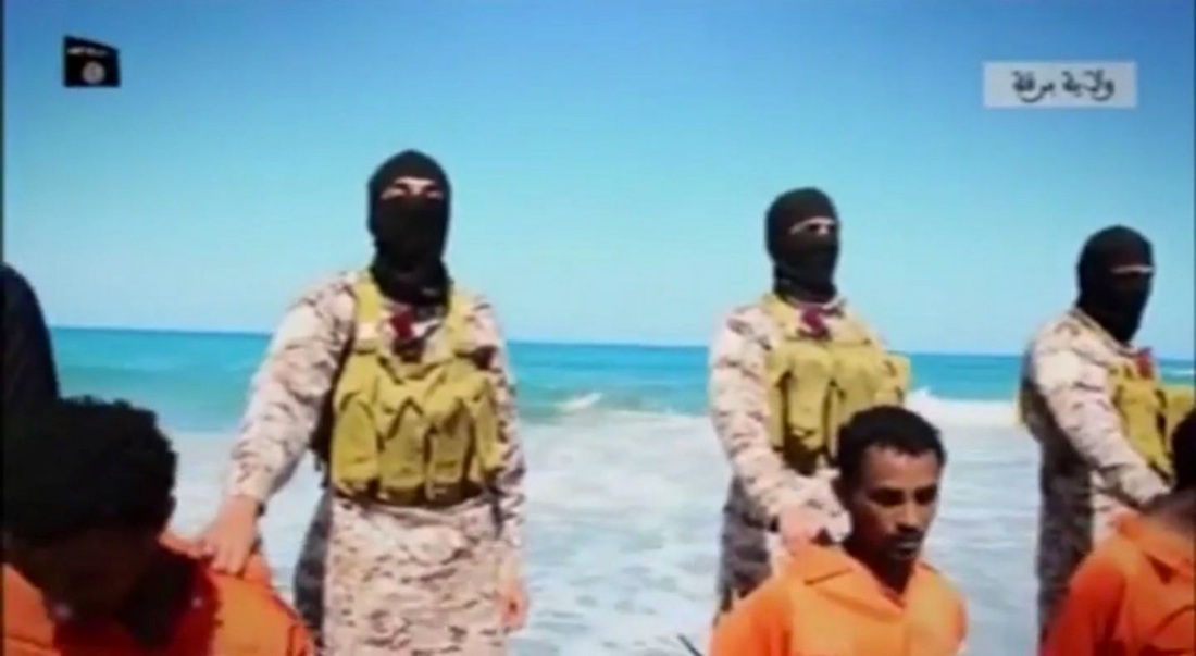 Isis, nuovo video: anziani massacrati con l’esplosivo Isis, nuovo video: anziani massacrati con l’esplosivo