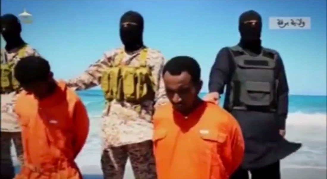 Isis, nuovo video: anziani massacrati con l’esplosivo Isis, nuovo video: anziani massacrati con l’esplosivo