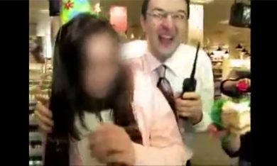 Sorprendono la taccheggiatrice… E la festeggiano