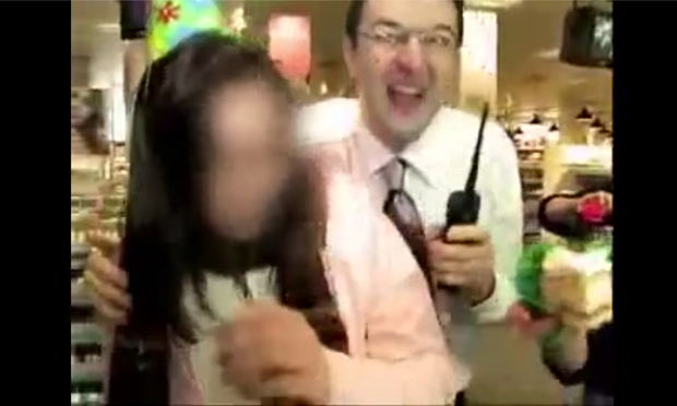 Sorprendono la taccheggiatrice… E la festeggiano