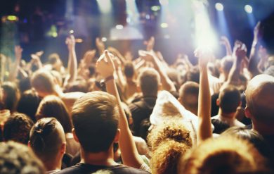 Alcol e droga in discoteca: è davvero colpa delle famiglie?