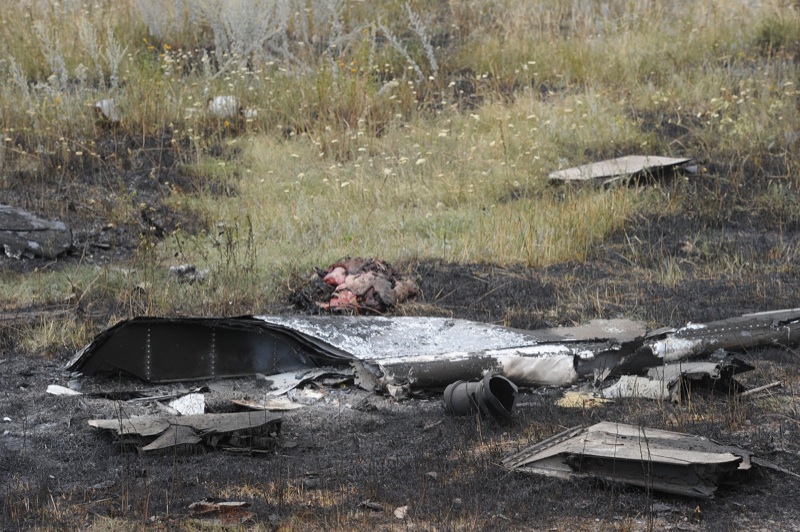 Aereo malese abbattuto in Ucraina: trovati frammenti di un razzo