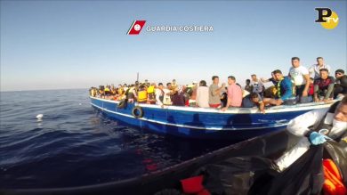 Guardia Costiera salva 381 migranti