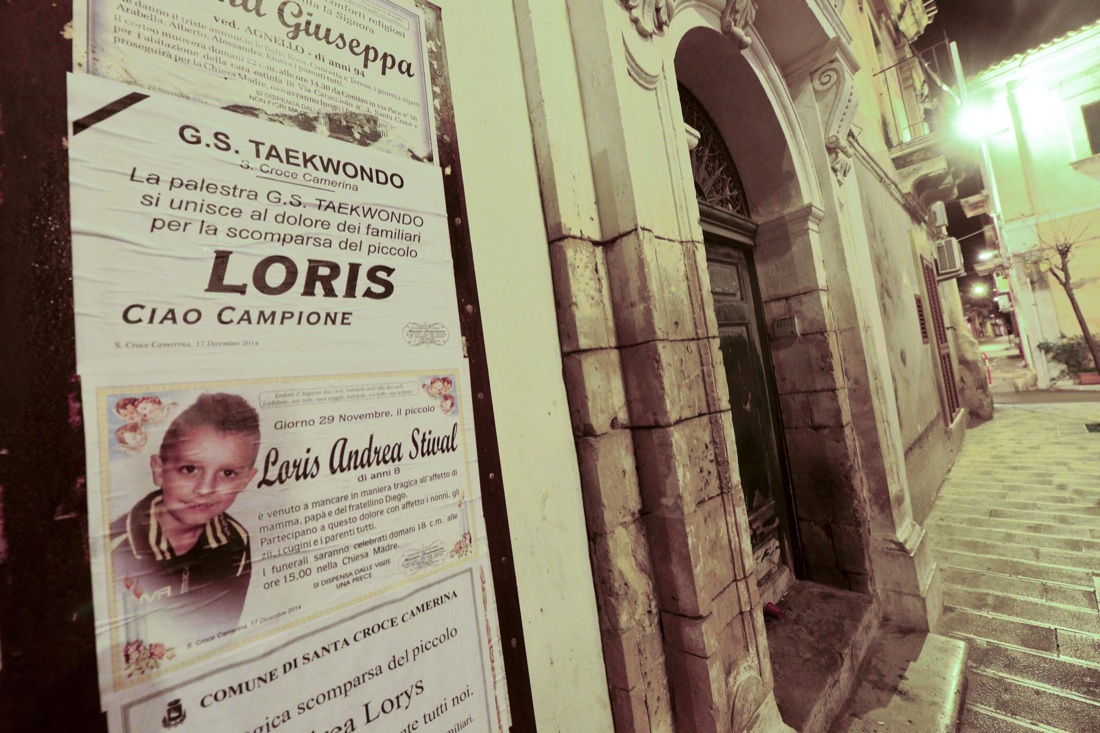 Veronica in preghiera sulla tomba di Loris. Qualcuno fermi tutto ciò