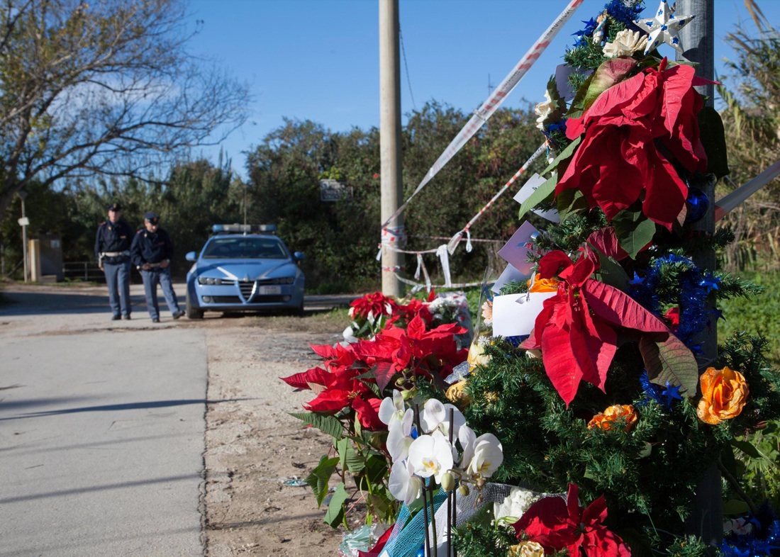 Veronica in preghiera sulla tomba di Loris. Qualcuno fermi tutto ciò