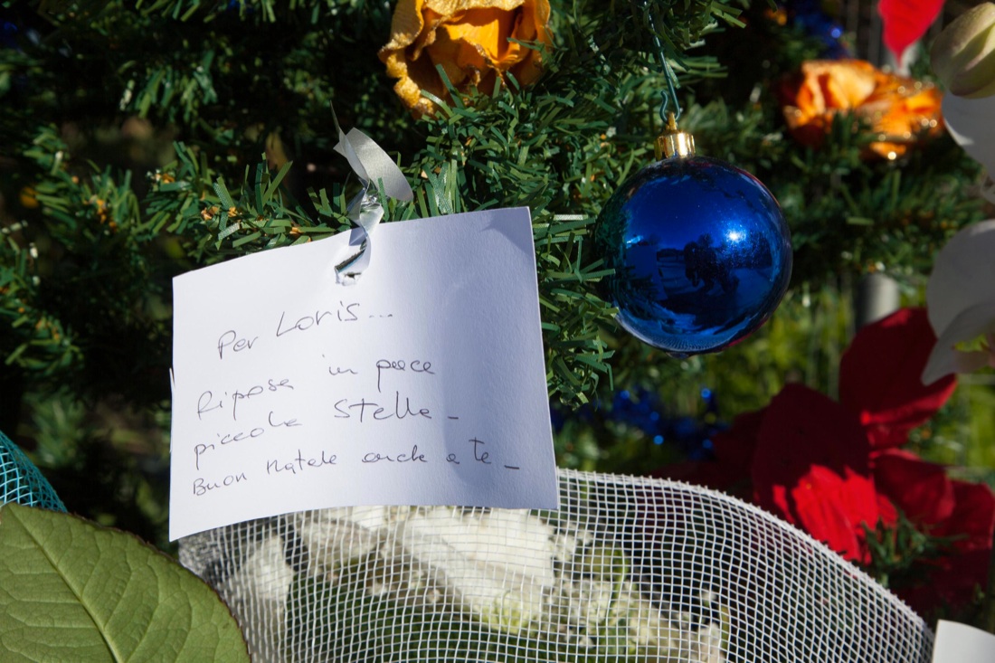 Veronica in preghiera sulla tomba di Loris. Qualcuno fermi tutto ciò