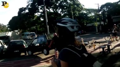 Uomo sposta auto (a mano) dalla pista ciclabile