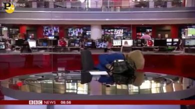 Presentatrice Bbc si pettina in diretta