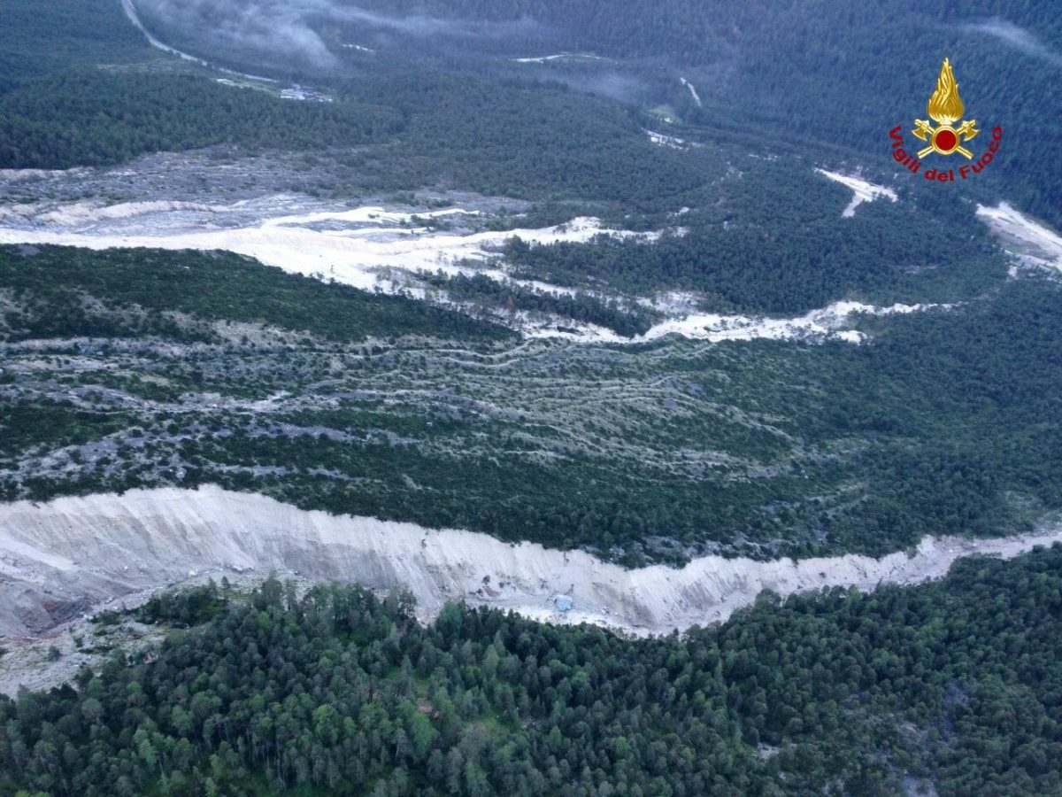 Galleria foto 'Maltempo, una frana devasta il Cadore, tre morti – Foto e video' - foto 24